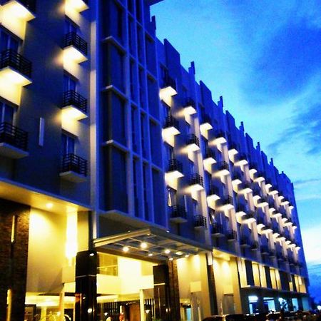 Orchardz Hotel Ayani Pontianak Exterior photo