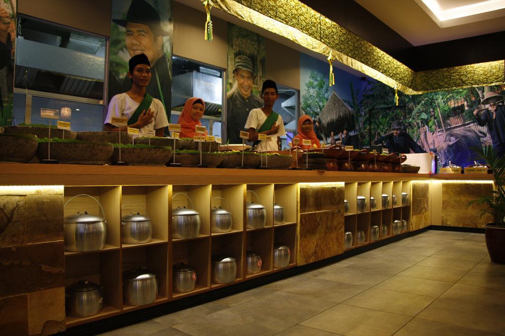 Orchardz Hotel Ayani Pontianak Exterior photo